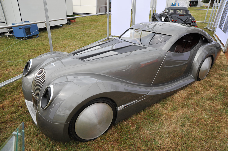 モーガンは最新モデルの「エアロマックス」（左）と燃料電池車「ライフカー」