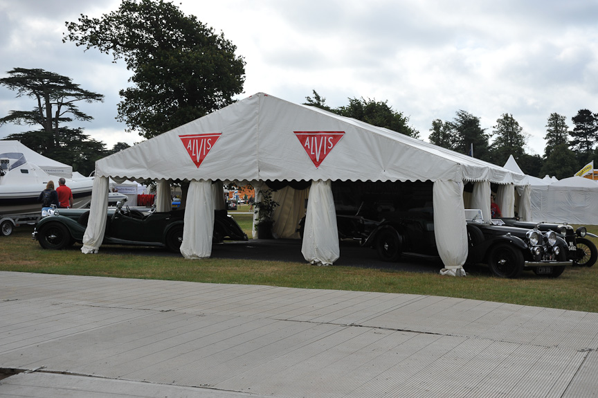 英国の今はなき自動車ブランド「アルヴィス」を専門に扱う中古車屋さんのブース