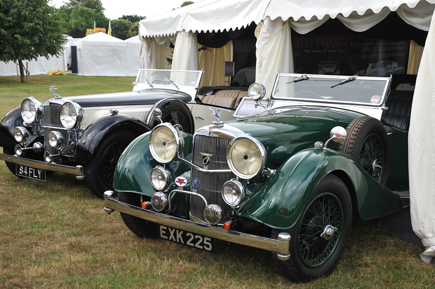 英国の今はなき自動車ブランド「アルヴィス」を専門に扱う中古車屋さんのブース