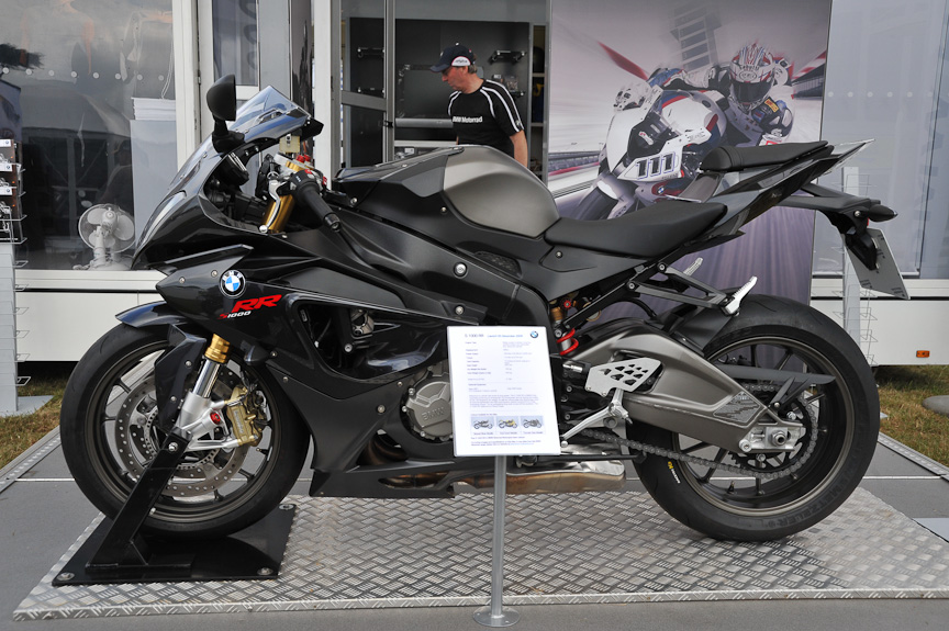 BMW「S 1000 RR」。12月に発売されるスーパーバイクのホモロゲーションモデル
