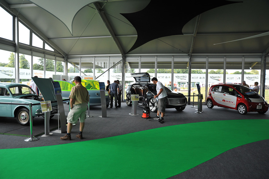 BP（英国の石油会社）のパビリオン「FOS-TECH」には未来を予感させる車を展示