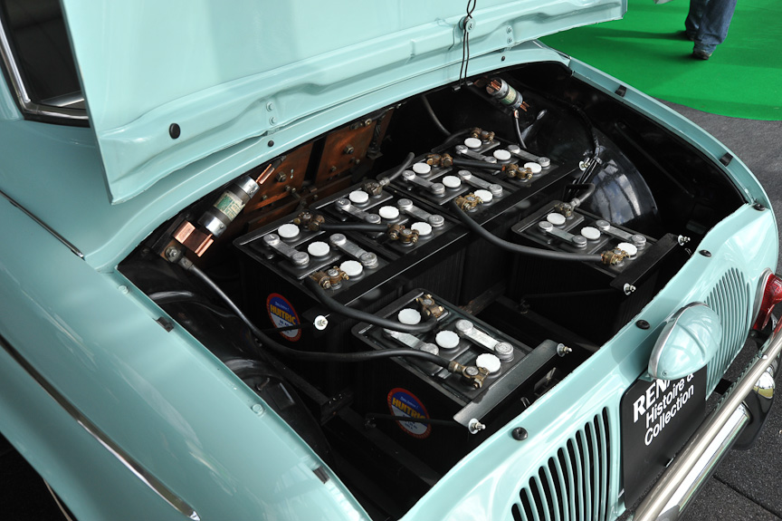 1950年代のルノーのサルーン「ドーフィン」を、英国で電気自動車化したもの。前後にバッテリーを積み、最高時速60マイルで60マイルの距離を走行できたという。47台が販売された