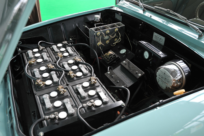 1950年代のルノーのサルーン「ドーフィン」を、英国で電気自動車化したもの。前後にバッテリーを積み、最高時速60マイルで60マイルの距離を走行できたという。47台が販売された