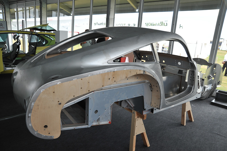 木とアルミでできたモーガンのフレーム