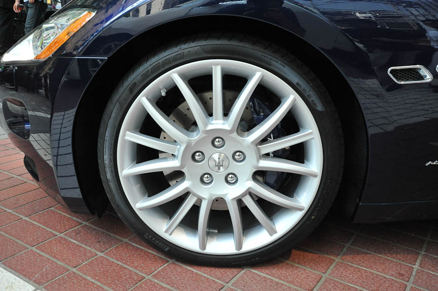 ブレーキキャリパーの色は黒、灰、赤、黄、紺から選べる