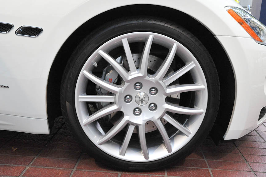 ブレーキキャリパーの色は黒、灰、赤、黄、紺から選べる