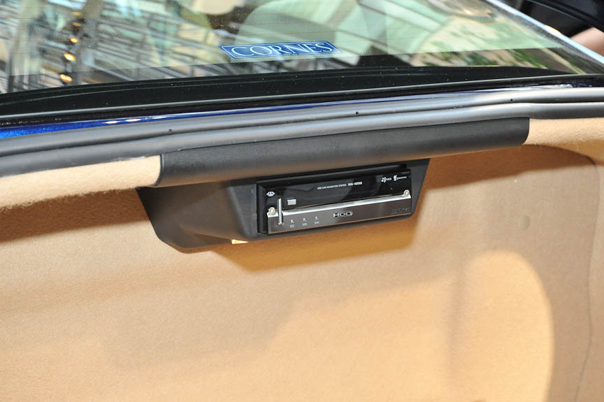 HDDカーナビの本体はトランクルーム上部にある