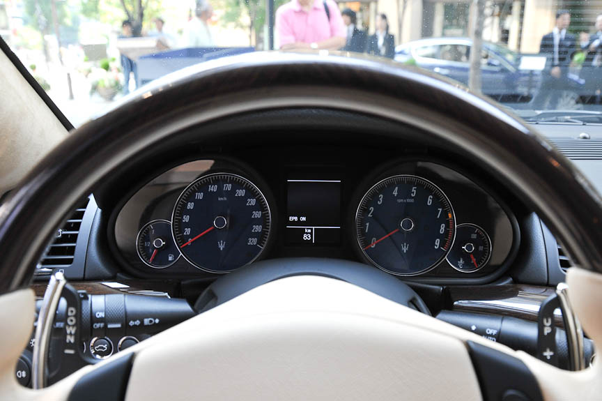 左からMaserati S.p.Aのファブリツィオ・カツォーリ氏、同じくシモーヌ・ニコライ氏、コーンズの鴨下俊之氏