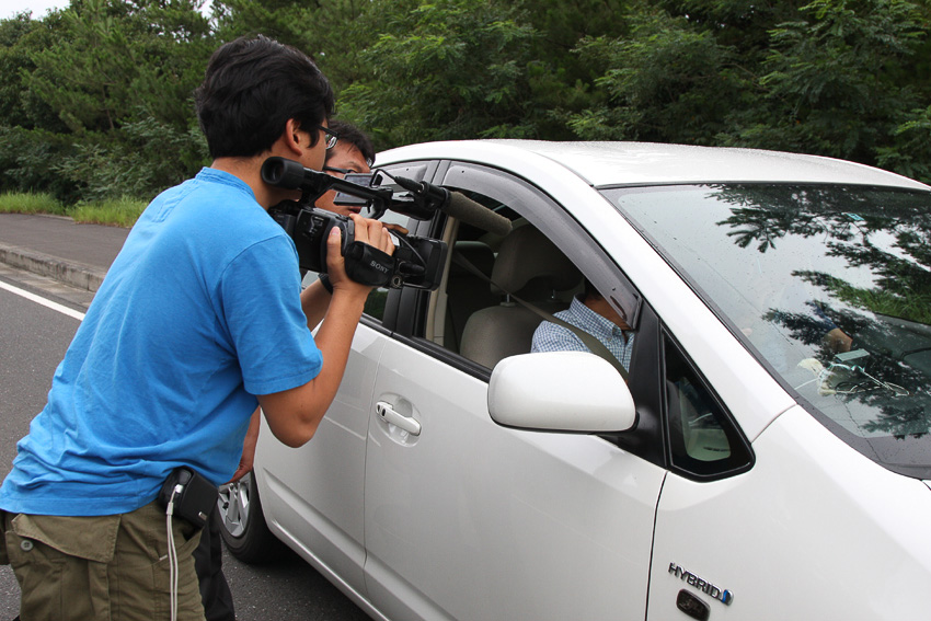 26日の夕方からは、韓国のMBC放送の取材クルーも合流。韓国では、現代自動車が「アバンテLPiハイブリッド」を発売するなど、ハイブリッドカーへの関心が急速に高まっているため、熱の入った取材をしていた