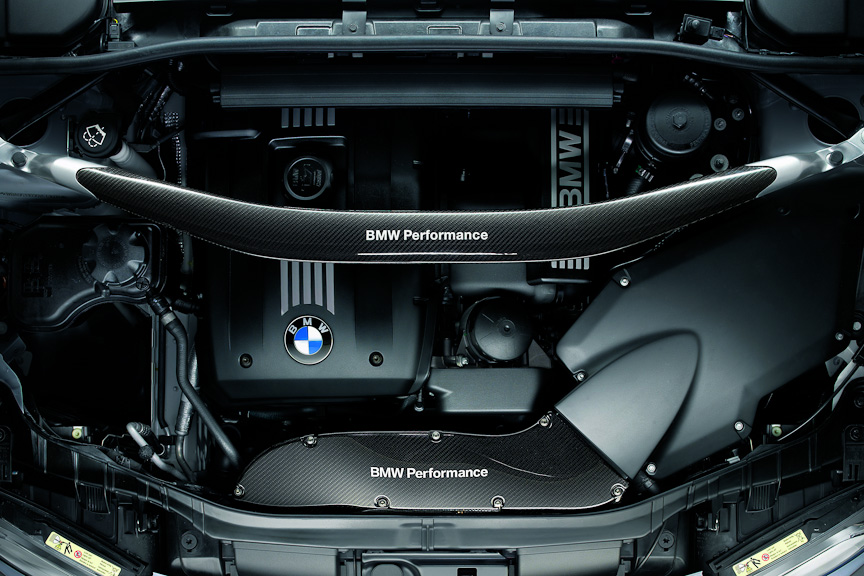 カーボン・ストラット・ブレース。ほかにアルミ製のものも用意されている