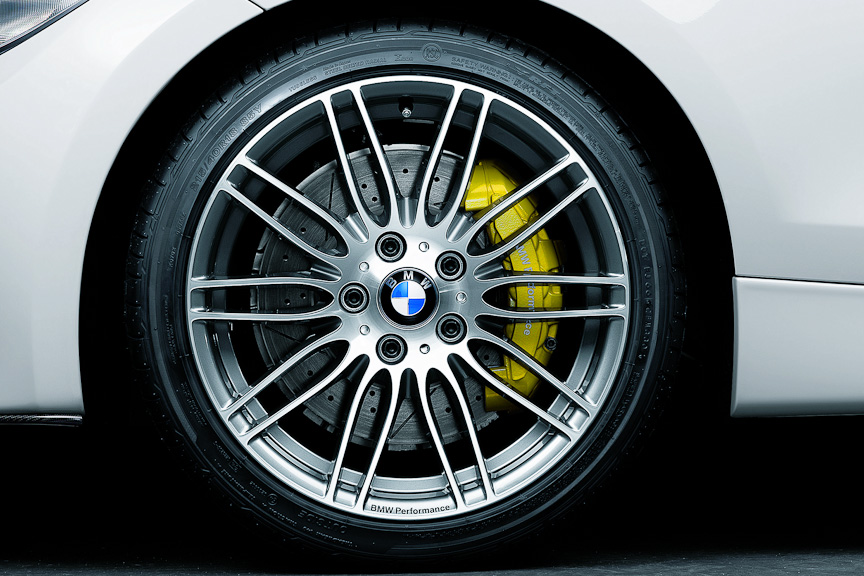 ブレーキ･システムも用意され、キャリパーは6ピストンのアルミニウム製となる。写真のホイールはダブルスポーク･スタイリング 269。1シリーズは18インチ、3シリーズでは19インチのものが用意される