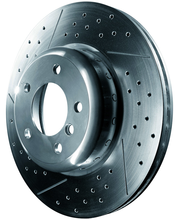 6ピストンのキャリパーと組み合わされる、クロスドリルド・ベンチレーテッド・ブレーキ・ディスク