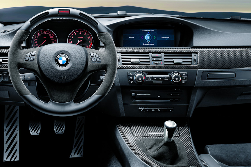 各種のBMW Performanceが組み込まれたコクピット。スポーツ・ステアリング・ホイールには、3分割ディスプレイが埋め込まれ、最大加速度、最高速度などを記録することができるほか、シフト・インジケーター、水温、油温表示なども可能