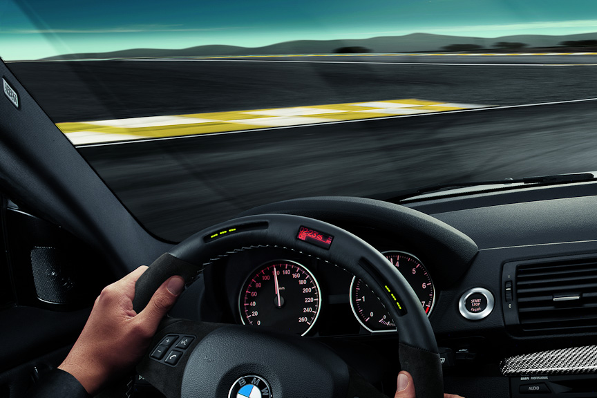 各種のBMW Performanceが組み込まれたコクピット。スポーツ・ステアリング・ホイールには、3分割ディスプレイが埋め込まれ、最大加速度、最高速度などを記録することができるほか、シフト・インジケーター、水温、油温表示なども可能