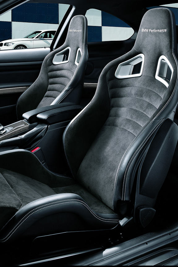 スポーツ・シート。シート地はアルカンターラで、サイドエアバッグを内蔵するほかリクライニング機構も装備