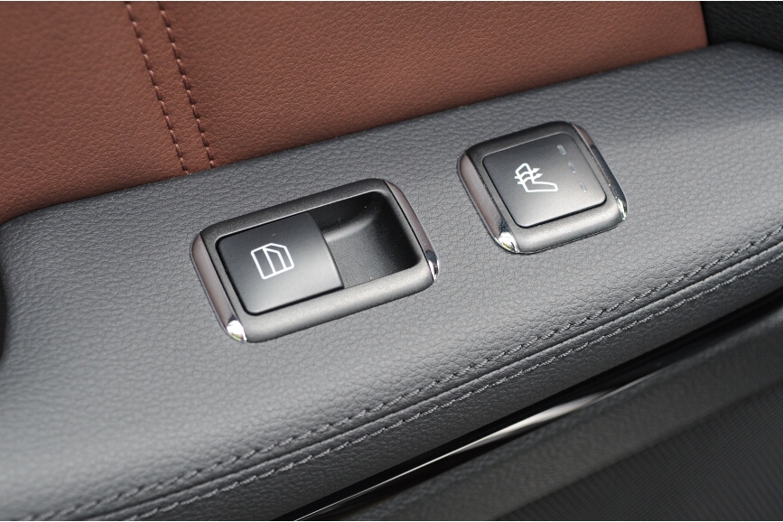 リアシートのパワーウインドースイッチ。もうひとつはリアのシートヒーター