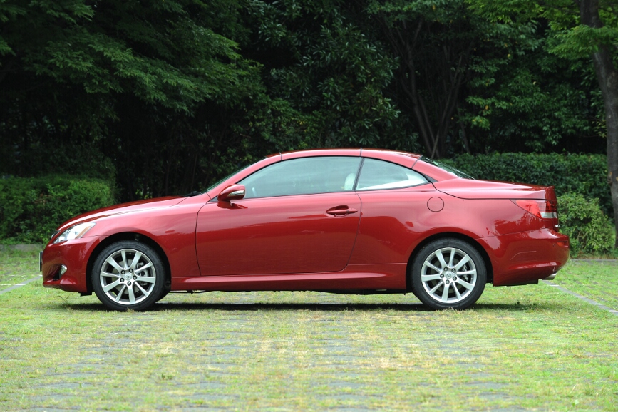 撮影車のカラーは「レッドマイカクリスタルシャイン」で、明るすぎず暗すぎない赤。オープン化と2ドア化でフロントマスク以外は4ドアのISとはかなり趣が異なっているのがわかる