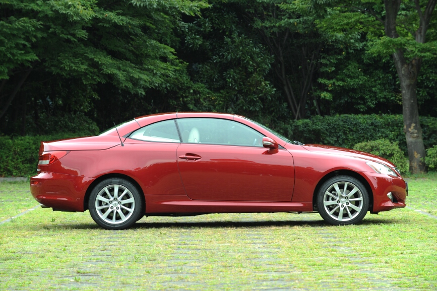 撮影車のカラーは「レッドマイカクリスタルシャイン」で、明るすぎず暗すぎない赤。オープン化と2ドア化でフロントマスク以外は4ドアのISとはかなり趣が異なっているのがわかる