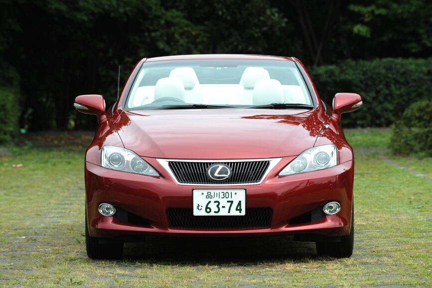 ルーフのオープン動作は20秒で完了する。スイッチ操作以外にはロックを外すなどの作業は必要ない