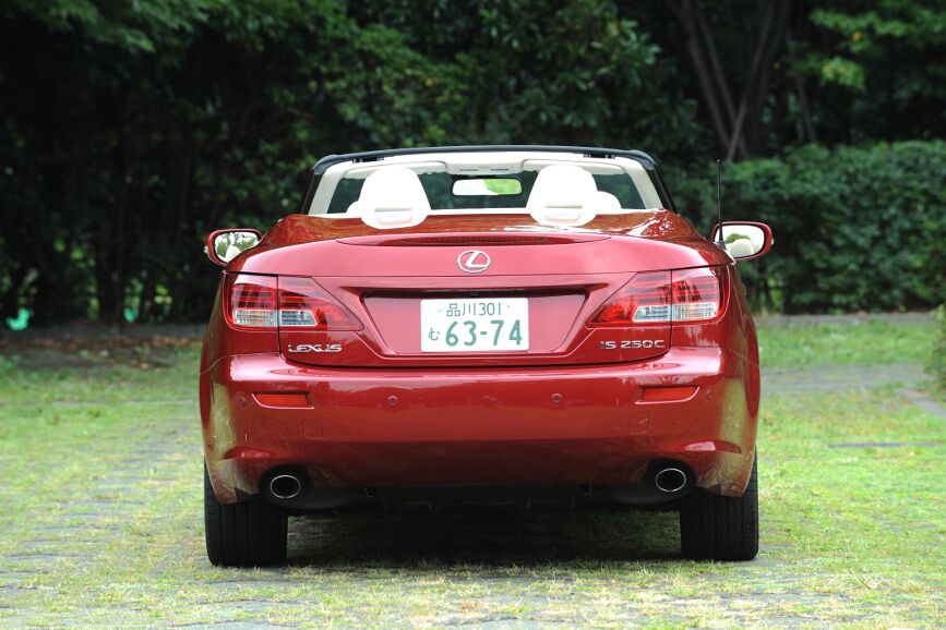 ルーフのオープン動作は20秒で完了する。スイッチ操作以外にはロックを外すなどの作業は必要ない