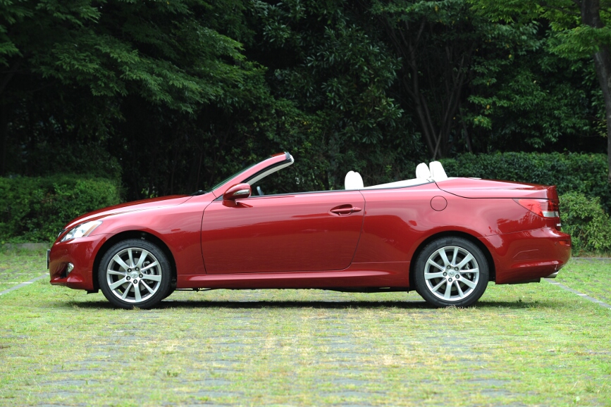 ルーフのオープン動作は20秒で完了する。スイッチ操作以外にはロックを外すなどの作業は必要ない