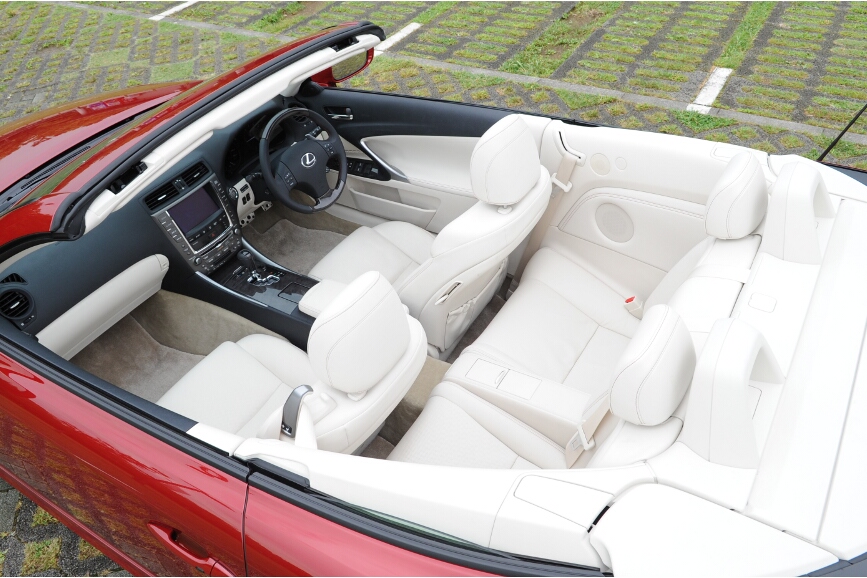 まぶしいばかりのホワイトのレザーシート。インテリアカラー名はメローホワイトで、写真では確認しづらいが、ステッチカラーがオプションのレッドとなっている