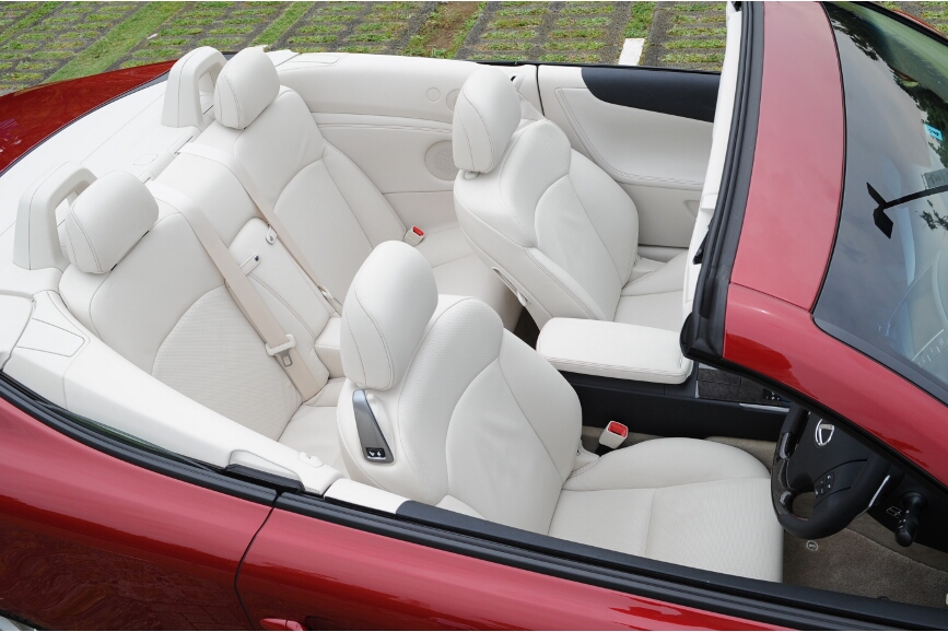 まぶしいばかりのホワイトのレザーシート。インテリアカラー名はメローホワイトで、写真では確認しづらいが、ステッチカラーがオプションのレッドとなっている