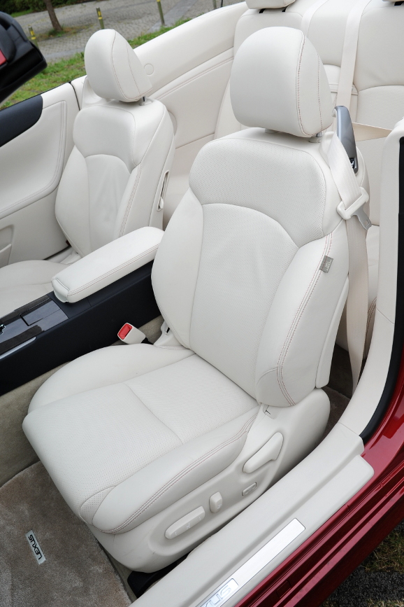 後席は十分とはいえないものの乗車可能な広さを持つ