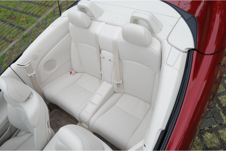 後席は十分とはいえないものの乗車可能な広さを持つ