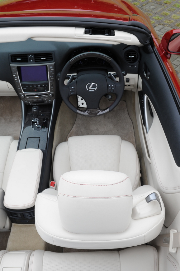 後席は十分とはいえないものの乗車可能な広さを持つ