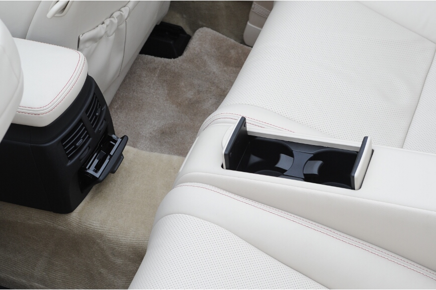 後席アームレストにはドリンクホルダーまで備わる