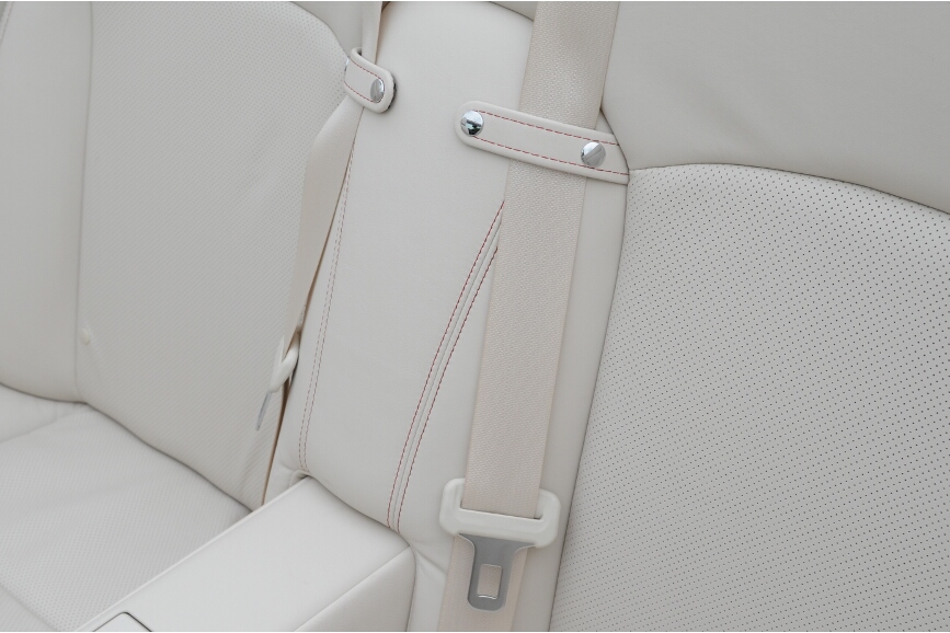 オープン時に風の巻き込みによってシートベルトがめくり上がらないよう、シートベルト抑えも備わる