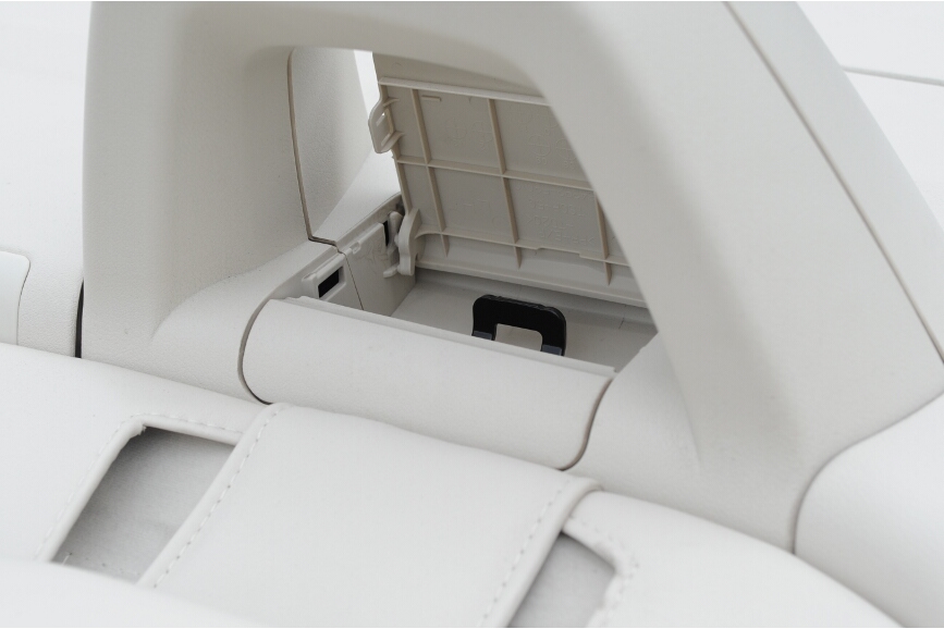 チャイルドシート固定用の金具も装備される