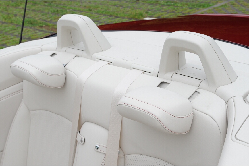 運転席から手が届くシート下のレバーを引くことで、ヘッドレストが手前に倒れ、若干後方視界が改善される