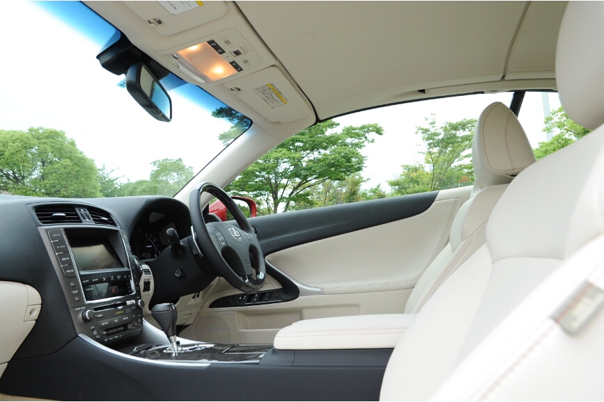 クローズ時でも、フロントの両席は窮屈さはない