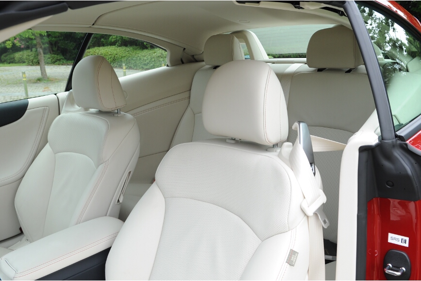 クローズ時のリアシートのヘッドスペースはミニマム。後席に乗るならオープンで乗りたい