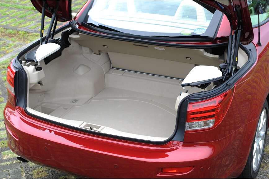 トランクルームはクローズ時に9インチのゴルフバッグ2個収容できる最大容量となるが、ルーフを開ける前には仕切り板を立てておく必要がある。仕切り板より前のスペースがルーフの収納スペースとなる