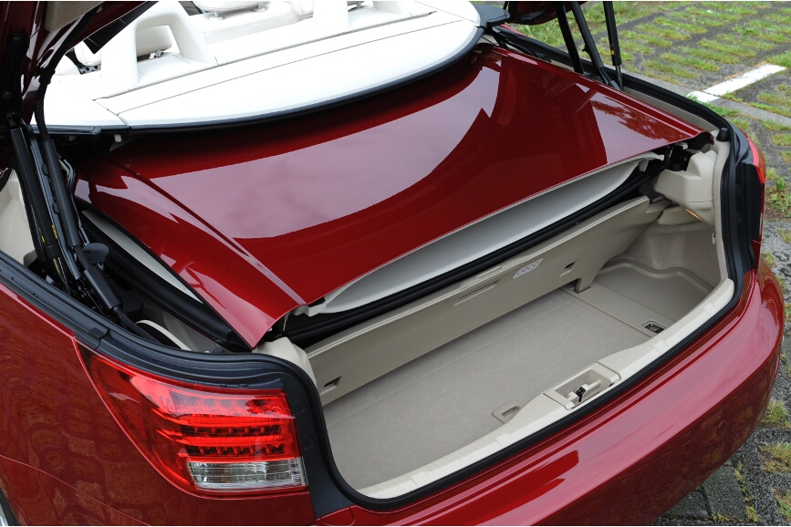 トランクルームはクローズ時に9インチのゴルフバッグ2個収容できる最大容量となるが、ルーフを開ける前には仕切り板を立てておく必要がある。仕切り板より前のスペースがルーフの収納スペースとなる