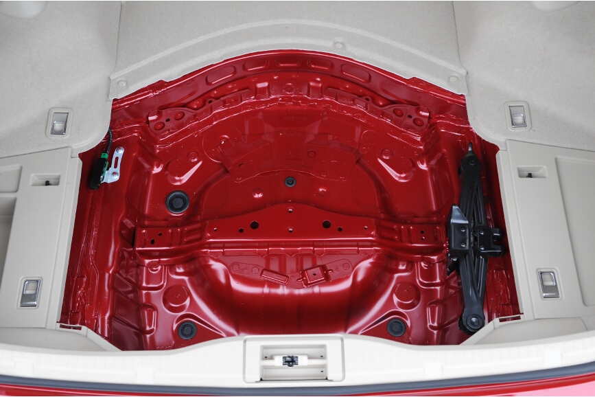 オプションでパンク修理キットを選ぶとトランクルーム下はスペアタイヤの代わりに収納スペースを確保できる。スペアタイヤ搭載を選ぶことも可能