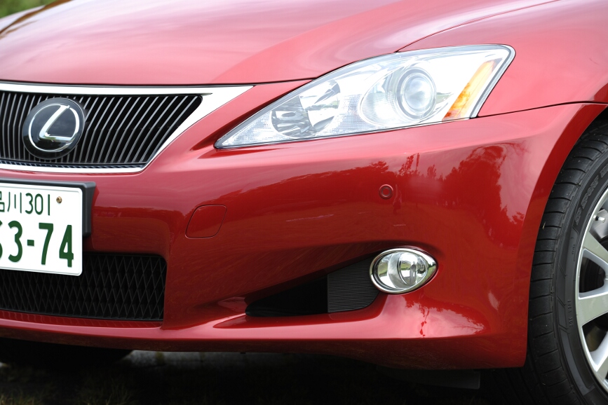 フロントマスクだけ見れば4ドアのISと違いはほとんど見分けられない。