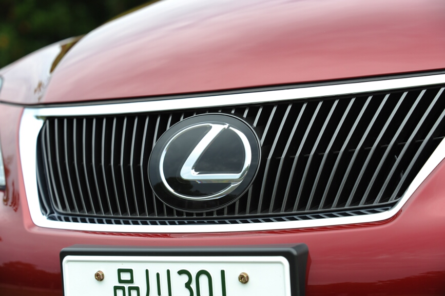 微妙な違いだがフロントグリルの縦桟の数が4ドアのISよりも若干増えている