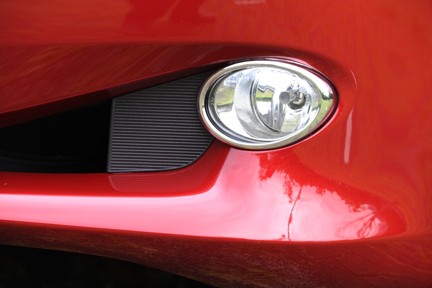 フォグランプはバンパーに装備。4ドアのISとは形状が異なっている