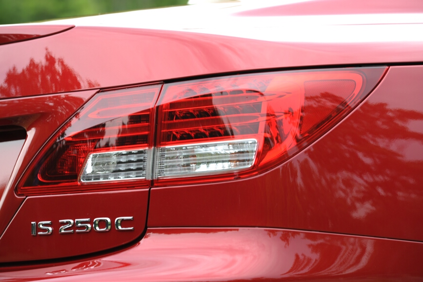 リアのテールランプは4ドアのISとはデザインが大きく異なる。ストップランプはLEDタイプ