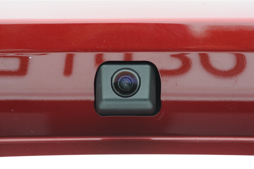 バックカメラはナンバープレートの上に付く。真後ろからはほとんどわからないよう設置され、すっきりとしている