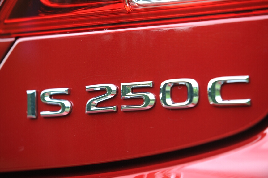 グレードを示すバッヂはリアの右下に付く