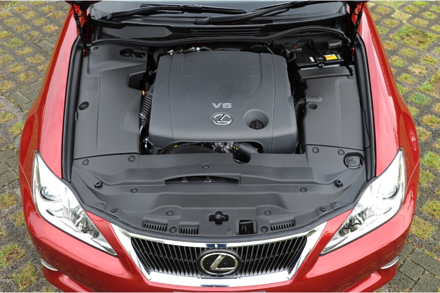 ボンネット内は、さらにカバーに覆われているためほとんど何も見えない。冷却水、エンジンオイルの給油口、バッテリーが見える程度だ