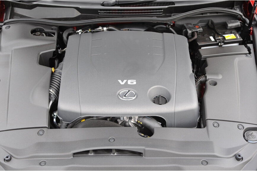 ボンネット内は、さらにカバーに覆われているためほとんど何も見えない。冷却水、エンジンオイルの給油口、バッテリーが見える程度だ