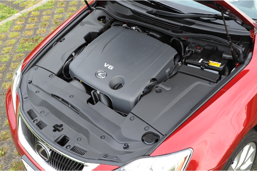 ボンネット内は、さらにカバーに覆われているためほとんど何も見えない。冷却水、エンジンオイルの給油口、バッテリーが見える程度だ