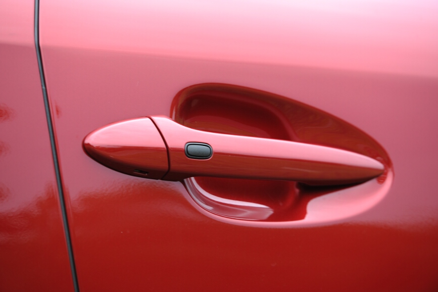 スマートキーを持っていればドアノブのボタンでロック/アンロックできる