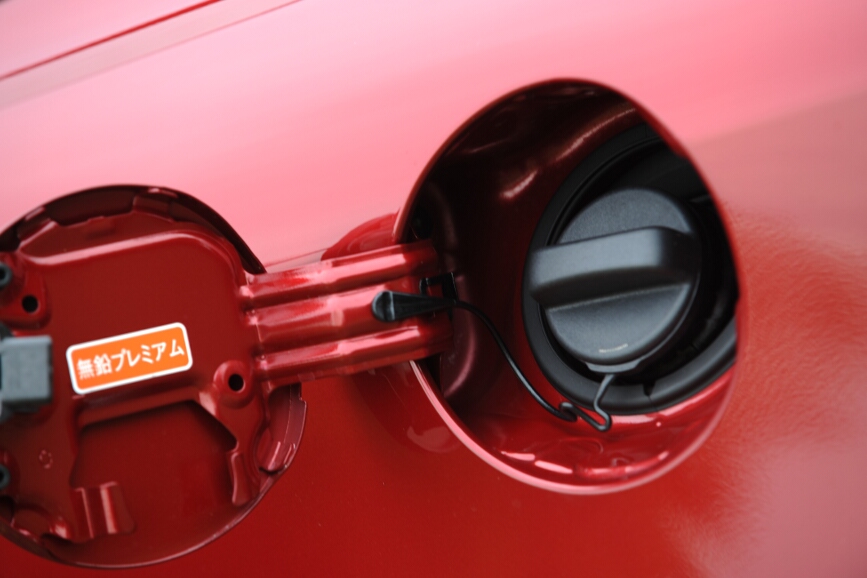 給油口は左側。ガソリンは無鉛プレミアム指定